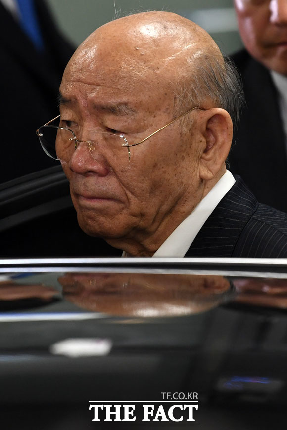 차에 탑승하는 전두환