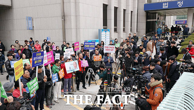 11일 전두환 전 대통령 출석 전 광주지법 앞에 모인 광주 시민들이 전씨의 사과를 촉구하는 구호를 외치고 있다.