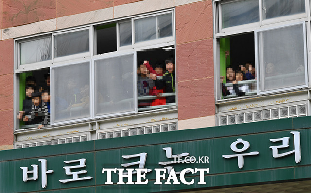 고(故) 조비오 신부 사자명예훼손혐의로 기소된 전두환 전 대통령이 11일 오후 광주광역시 동구 광주지방법원에 재판을 받기 위해 들어서자 인근초등학교 학생들이 "전두환은 물러가라!"고 외치고 있다.