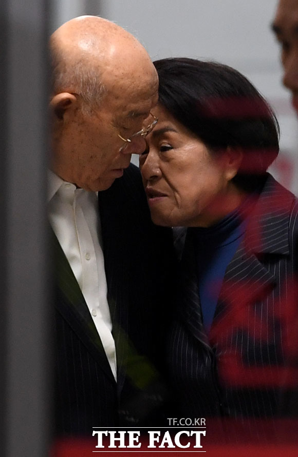 대화 나누는 전두환과 이순자