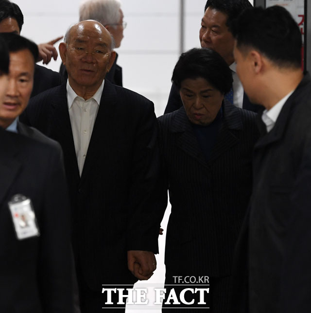 손잡고 응급실 나서는 전두환(왼쪽)과 이순자