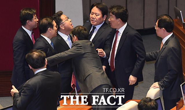 '고성과 삿대질이 난무'