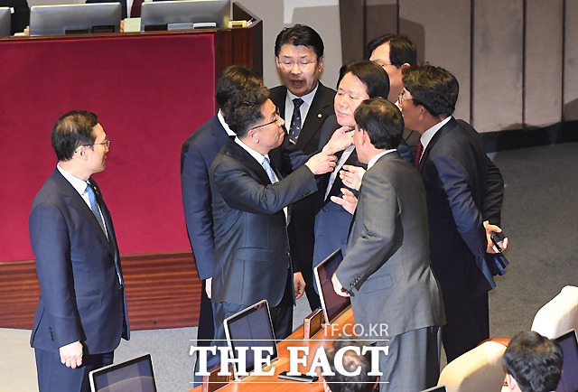 '아슬아슬한 대치'