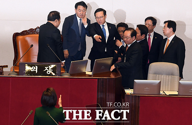 흥분한 홍영표 원내대표