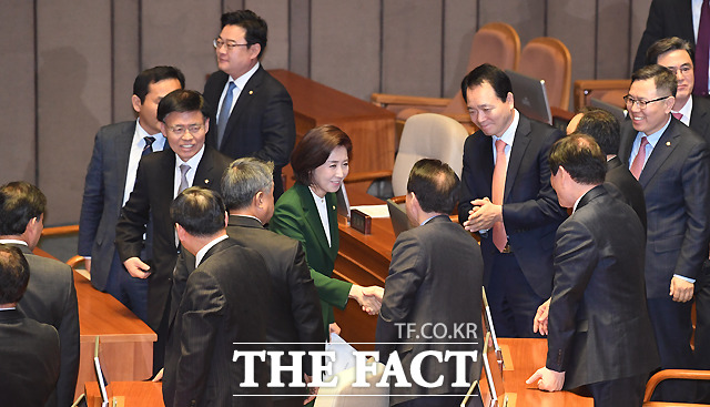 나경원이 쏘아 올린 공...한국당은 잘했다고 '박수'