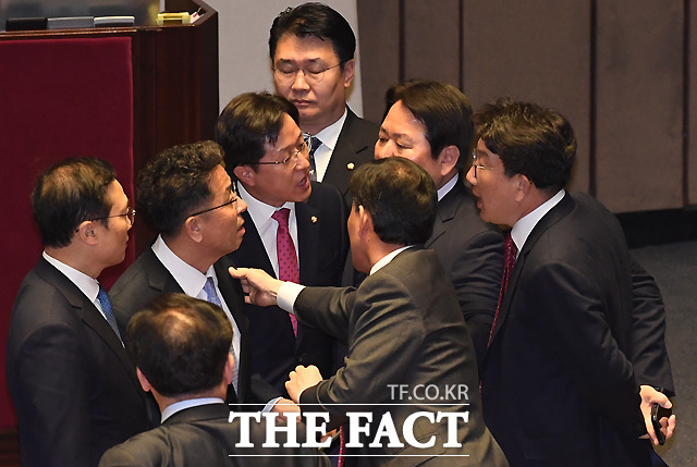 '밀치지는 못하고 고성만'