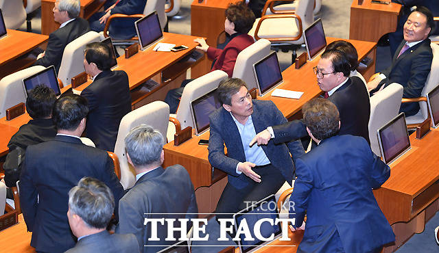 여기 저기서 대치하는 의원들