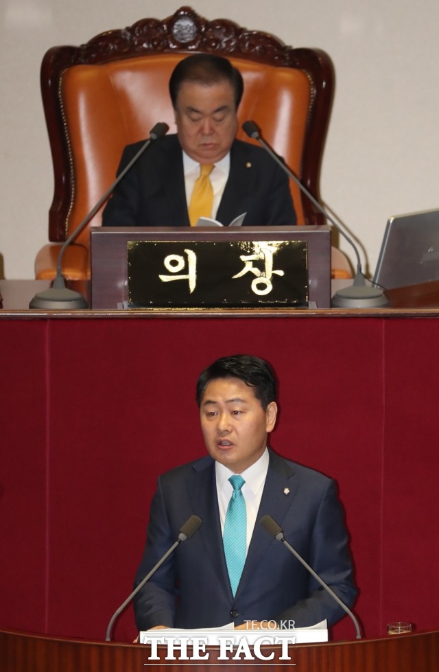 김관영 바른미래당 원내대표는 13일 정부의 소득주도성장 정책을 비판하며 "더 이상 손으로 하늘을 가려선 안 된다. 현실을 직시하고 정책방향을 과감하게 전환해야 한다"고 주장했다. /뉴시스