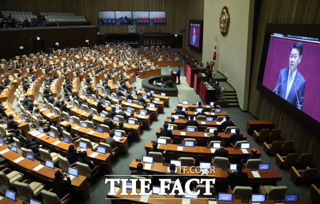 13일 교섭단체 대표 연설에 나선 김관영 바른미래당 원내대표는 "내년도 최저임금인상 수준을 다시 정해야 한다"며 정부와 노동계의 결단을 촉구했다. /뉴시스