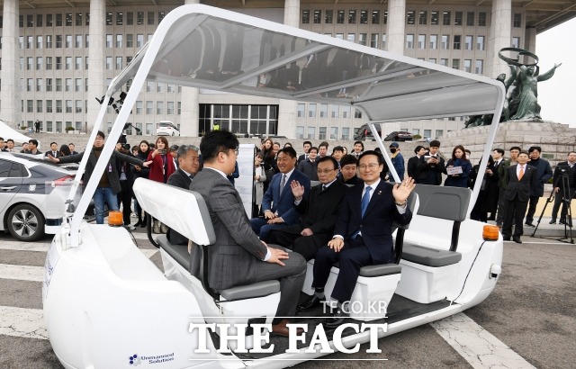 자율주행차가 움직이는 것을 본 취재진과 주변 관계자들은 모두 "오~" 탄성을 질렀다. 중소기업 '언맨드솔루션'의 셔틀버스는 민주당 대표들을 태우고 국회를 돌았다. /국회=이새롬 기자