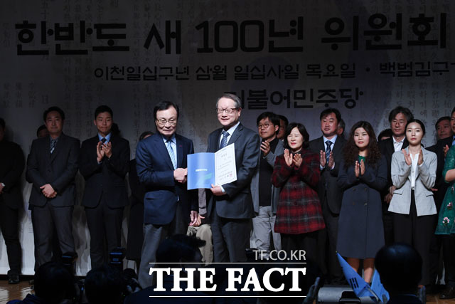 권재일 서울대 명예교수에게 위촉장을 전달하는 이해찬 위원장