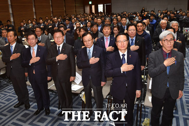 국민의례하는 내빈들