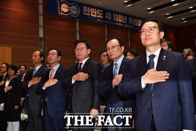 왼쪽부터 박주민 최고위원, 추미애 의원, 최문순 강원도지사, 박원순 서울시장, 박광온 한반도 새 100년 위원회 부위원장, 이해찬 대표, 홍영표 원내대표.