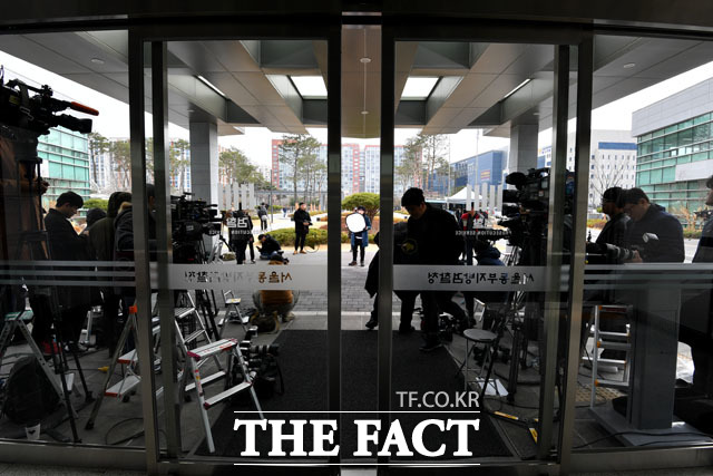 성접대 의혹을 받아온 김학의 전 차관… 분주히 준비하며 기다리는 취재진