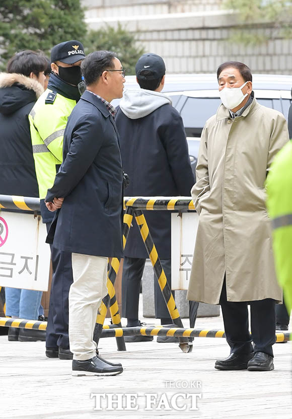 이명박 전 대통령의 항소심이 열리는 날, 법원앞에서 기다리는 이재오 전 의원