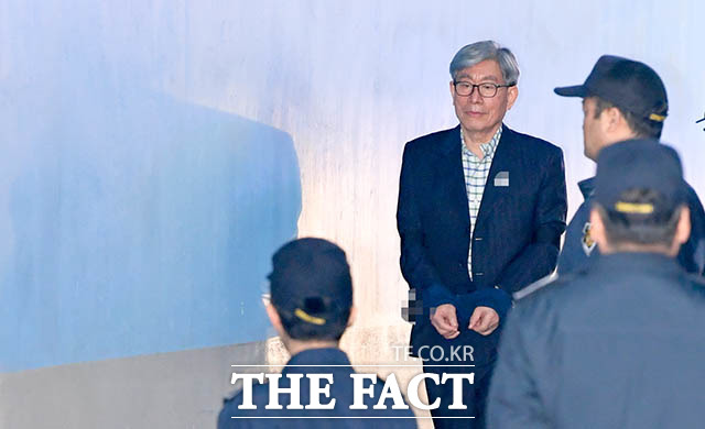 원세훈 전 국정원장이 15일 오후 서울 서초구 서울고등법원에서 열린 횡령과 뇌물수수 혐의 등으로 1심에서 징역 15년을 선고받은 이명박 전 대통령의 항소심에 증인으로 출석하기 위해 호송차에 내려 이동하고 있다. /김세정 기자