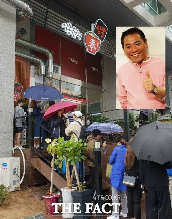 개업 후 연예계 지인들이 자주 찾고, 사인과 사진촬영까지 해주면서 주말에는 식당 앞에 줄을 서는 진풍경이 벌어지기도 한다. /더팩트 DB, 온라인 커뮤니티