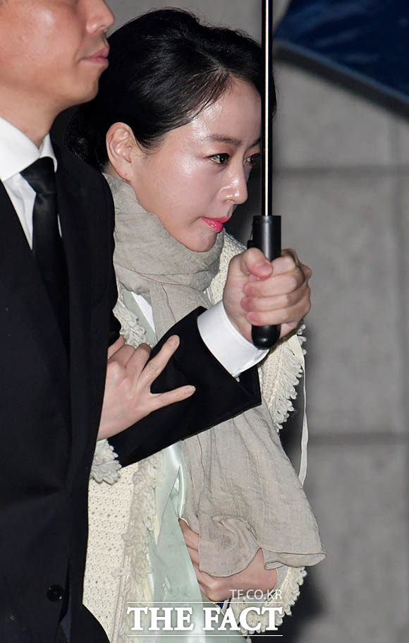 노현정 전 아나운서는 연한 옥색 한복에 흰색 카디건을 걸치고, 베이지색 머플러를 둘러 단아한 분위기를 풍겼다. /한남동=이덕인 기자