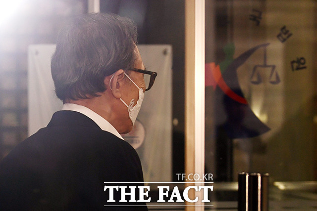 다스 횡령과 뇌물수수 의혹을 받고 있는 이명박 전 대통령이 20일 오후 서울 서초구 서울고등법원에서 열린 항소심 속행 공판에 출석하고 있다.