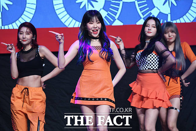 모모랜드는 신곡 '아임 쏘 핫'으로 '뿜뿜' '뱀'에 이어 세 번째 히트를 노린다. /배정한 기자