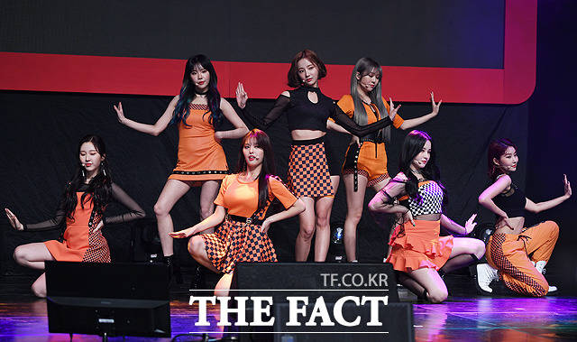 모모랜드의 신곡 '아임 쏘 핫'이 20일 오후 6시에 공개됐다. /배정한 기자