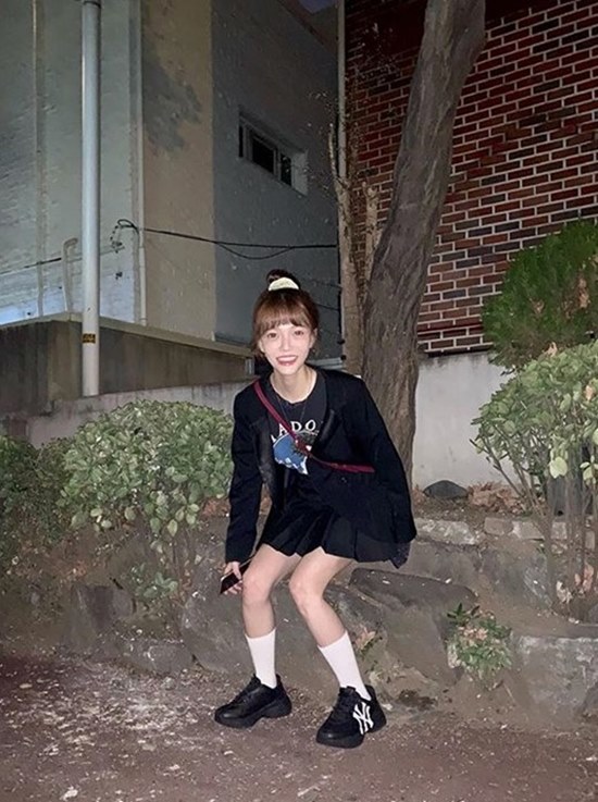 지민은 몰라보게 앙상해진 근황 사진으로 건강이상설이 제기된 바 있다. /지민 인스타그램