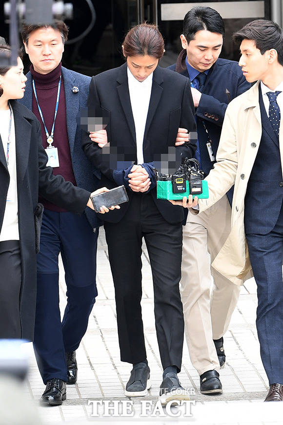 불법 촬영 및 유포 혐의를 받고 있는 가수 정준영이 21일 오후 서울중앙지방법원에서 열린 영장실질심사를 마치고 법원을 나서고 있다. /남용희 기자