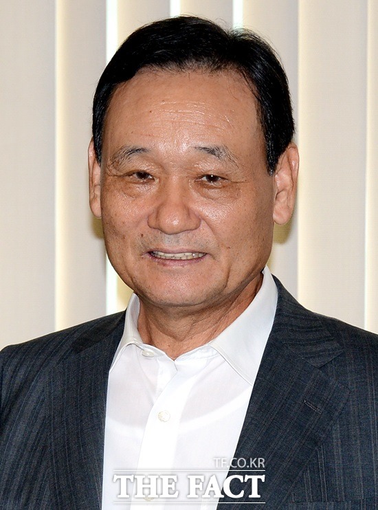 2018년 8월 7일 서울중앙지법 형사합의27부 심리로 열린 이명박 전 대통령의 속행 공판에서 이팔성 전 우리금융지주 회장(사진)의 비망록이 공개됐다. /더팩트 DB