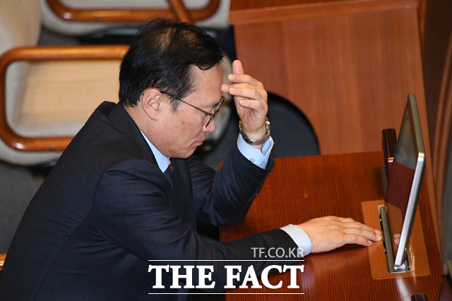 홍영표 민주당 원내대표가 나 원내대표의 김 전 차관 특검을 받아들일지 이목이 쏠린다. 나 원내대표가 사실상 정치적 승부수를 던지면서 여당과 청와대에 부담이 될 김경수 경남도지사, 손혜원 의원 등 사건도 특검을 요구하고 나섰기 때문이다. /더팩트DB