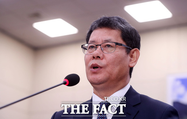 질의에 답하고 있는 김연철 후보자. /뉴시스