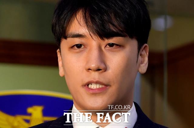 "사회적 물의를 일으킨 사안이 너무나 커 연예계 은퇴를 결심했다." 성접대 의혹을 받고 있는 승리가 피의자 신분으로 경찰조사를 마치고 취재진의 질문에 답하고 있다. /이덕인 기자