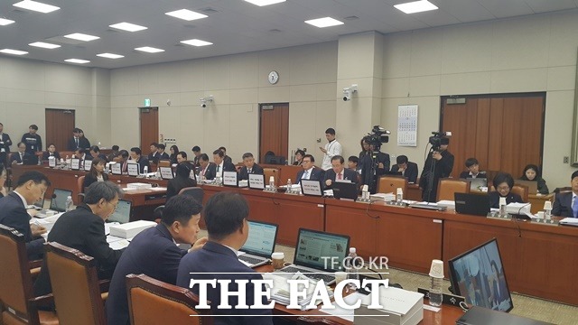 박영선 중소벤처기업부 장관 후보자에 대한 인사청문회가 27일 국회에서 열렸다. 이날 오전 10시에 시작해 세 차례 정회하며, 오후 8시 40분까지 진행된 인사청문회에서 박 후보자는 쏟아지는 야당 의원들의 공세에 흔들리지 않고, 의혹을 조목조목 해명했다. /허주열 기자