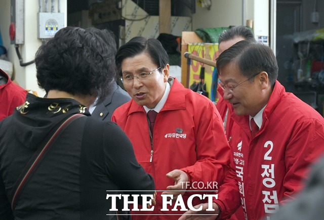 황교안 자유한국당 대표가 29일 통영·고성 4·3재선거에 출마한 정점식 한국당 후보 지원 유세에 나선 모습. /뉴시스