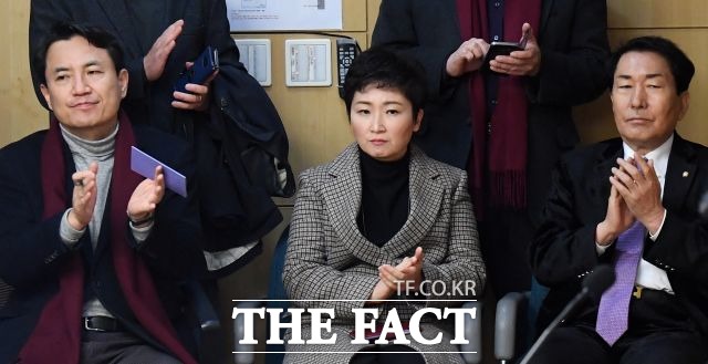 이언주(가운데) 의원 측은 임재훈 의원의 탈당 발언 기자회견을 전혀 알지 못하고 있었다. 이 의원은 최근 당 윤리위 회부와 관련 "내 목을 치려면 치시라"라고 밝혔다. 지난 2월 청와대 특별감찰반의 민간인 사찰 의혹을 제기한 김태우 전 수사관 기자회견 당시 자유한국당 김진태·안상수(오른쪽) 의원과 함께 지켜보는 이 의원. /이새롬 기자