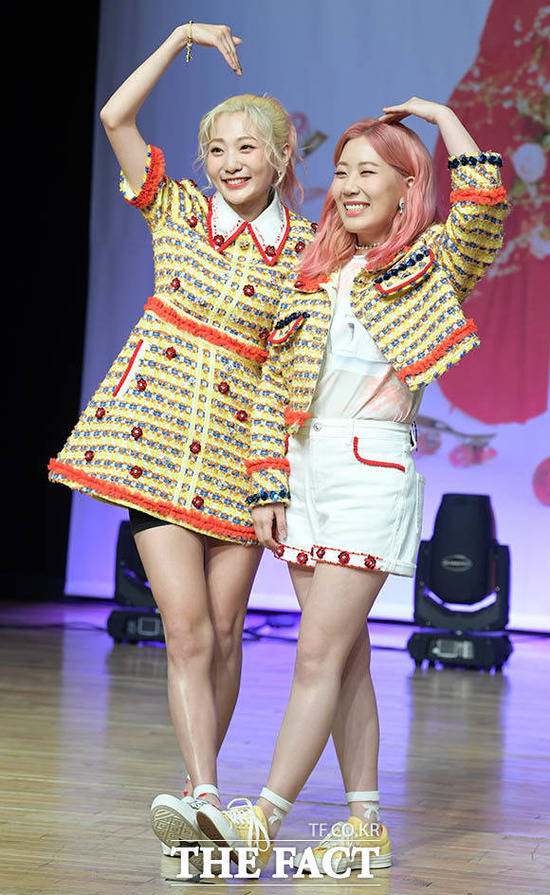 볼빨간사춘기의 새 앨범 '사춘기집1 꽃기운'은 전곡 작사 작곡에 두 멤버가 참여했다. /김세정 기자