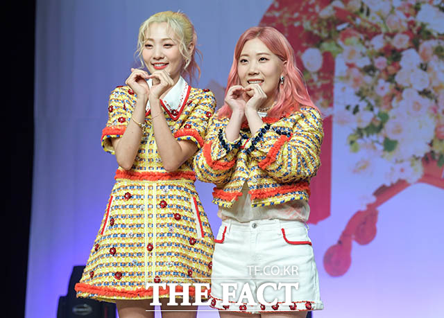 그룹 볼빨간사춘기의 미니앨범 '사춘기집1 꽃기운'의 발매 기념 쇼케이스가 2일 오후 서울 강남구 일지아트홀에서 열린 가운데 멤버 안지영이 포즈를 취하고 있다. /김세정 기자