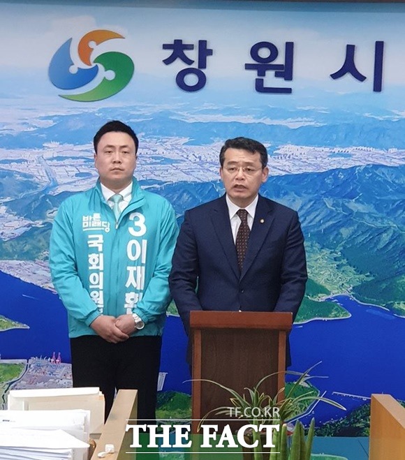 임재훈 의원은 <더팩트>와의 통화에서 "정무적 판단으로 기자회견을 진행한 것은 아니"라면서 "(이언주 의원의 강한 독설에) '이해하지 못하겠다'는 게 당원 대부분의 의견"이라고 말했다. 1일 오후 창원시청에서 이재원(왼쪽) 창원성산 후보자와 기자회견에 나선 임 의원. /임재훈 의원실 제공