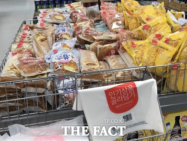 손님들의 비닐봉투 사용은 단속하고 있는 반면, 행사 매대에서는 오히려 비닐봉투를 두고 빵 담아가기 행사를 진행하고 있다. /수서역=신지훈 기자