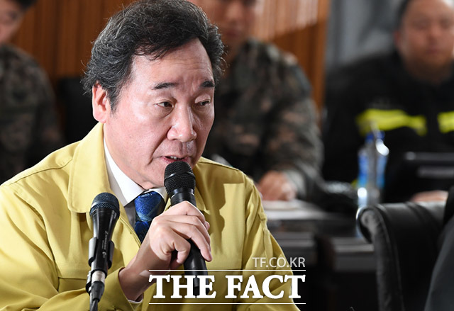 이낙연 국무총리가 5일 오후 강원도 고성군 토성면행정복지센터에 설치된 현장상황실을 찾아 화재상황을 점검하고 있다. /고성=임세준 기자