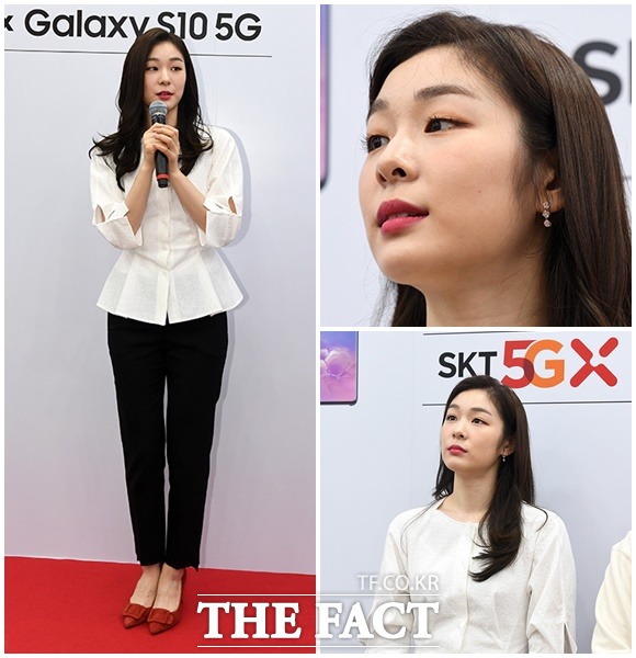 전 피겨스케이팅 국가대표 김연아가 5일 오전 서울 강남대로 SK텔레콤 강남직영점에서 열린 SK 텔레콤 갤럭시S10 5G 일반 개통 행사에 참석해 포즈를 취하고 있다./임영무 기자