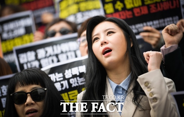 과거사위원회의 활동 기한이 약 2주가 남은 15일 오전 서울 종로구 세종문화회관 계단 앞에서 한국여성의전화와 성매매문제해결을위한전국연대가 '김학의 전 법무부 차관 등에 의한 성폭력 사건' 및 '고 장자연 씨 사건' 진상 규명 촉구 기자회견을 연 가운데 장자연 씨 사건의 증언자 배우 윤지오 씨가 구호를 외치고 있다./김세정 기자