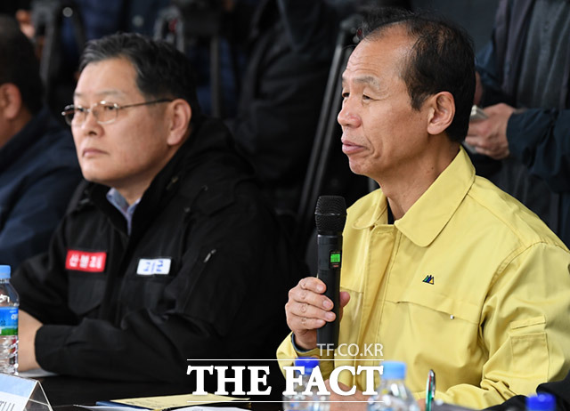 최문순 강원도지사(오른쪽)가 화재상황을 브리핑하고 있다.