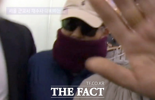 '별장 성접대 의혹'을 받고 있는 김학의 전 법무부 차관이 지난달 22일 밤 인천공항에서 태국으로 출국을 시도하다 법무부 출입국심사대 심사 과정에서 출국을 제지당했다.(사진=JTBC 영상 캡쳐)/뉴시스