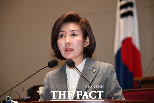 나경원 한국당 원내대표는 국가안보실장의 이석을 허락하지 않았다는 논란이 일자 "운영위원회 전체회의장에선 회의에 집중하느라 산불을 몰랐다"고 해명했다가 또 여론의 뭇매를 맞았다. /남윤호 기자