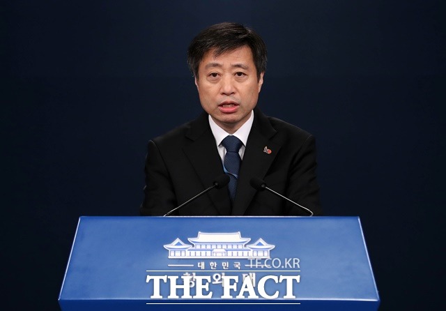 윤도한 청와대 국민소통수석이 문재인 정부 2기 장관 후보자들에 대한 논란을 해명하는 과정에서 과도(?)한 비호로 비판을 받았다. /뉴시스