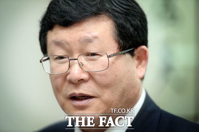 설훈 더불어민주당 의원이 지난 1일 20대에 이어 50대를 비하(?)하는 발언을 해 논란이 제기됐다. /더팩트DB