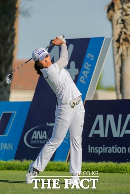 LPGA 데뷔 2년 만에 메이저 우승을 차지한 고진영의 우승 비결은 안정된 하체를 바탕으로한 부드러운 스윙이 꼽히고 있다. 시즌 2승을 거둔 대회 13번홀 티샷 장면./랜초 미라지(미 캘리포니아주)=AP.뉴시스