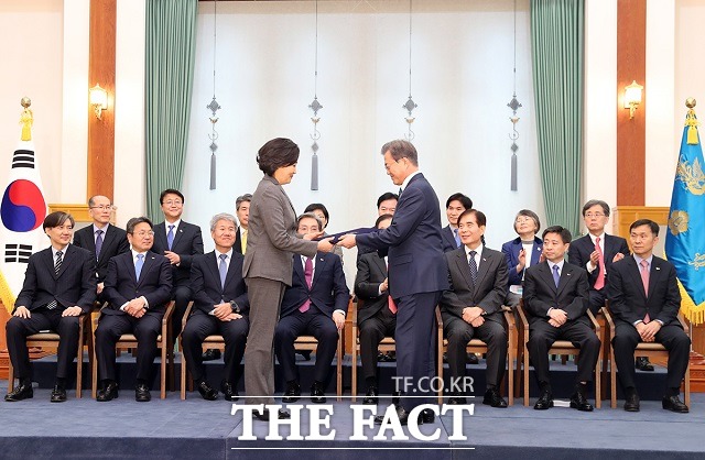 문재인 대통령이 8일 오후 청와대에서 박영선 중소벤처기업부 장관에게 임명장을 수여하고 있다. /청와대 제공