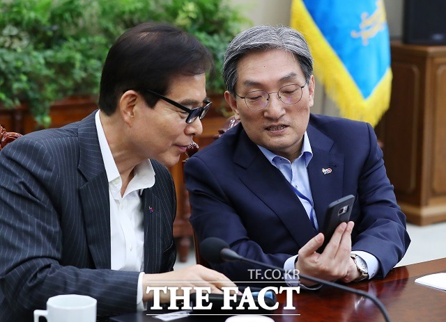 청와대는 9일 주영훈(사진 왼쪽) 청와대 경호처장이 경호처 시설관리 담당 계약직 직원에게 관사 가사 업무를 시켰다는 언론 보도에 대해 "사실무근"이라고 재차 일축했다. 노영민(사진 오른쪽) 대통령 비서실장은 전날 민정수석실에서 관련 사실을 조사, 확인하라고 지시했다. /뉴시스