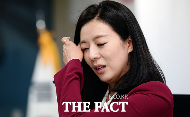 배 위원장은 한국당 입당과 동시에 송파을 국회의원 재보궐 선거에 출마했지만, 낙선했다. 작년 6.13 재보궐 개표 직후 선거사무실에서 눈물을 닦는 배 위원장. /더팩트DB